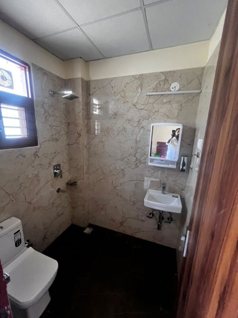 Bathroom, sector 42 2 Bedroom 100 Sq.Yd. Builder Floor In Sector 42 Gurgaon 10711144