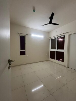 Room in 2 BHK Apartment at Godrej Green Vistas, Mahalunge – for Rent
