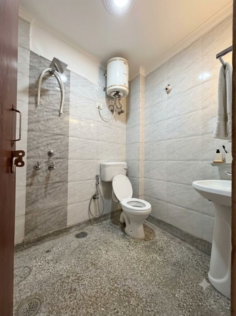 Bathroom, freedom fighters enclave 1 Bedroom 460 Sq.Ft. Apartment In Freedom Fighters Enclave Delhi 10711329