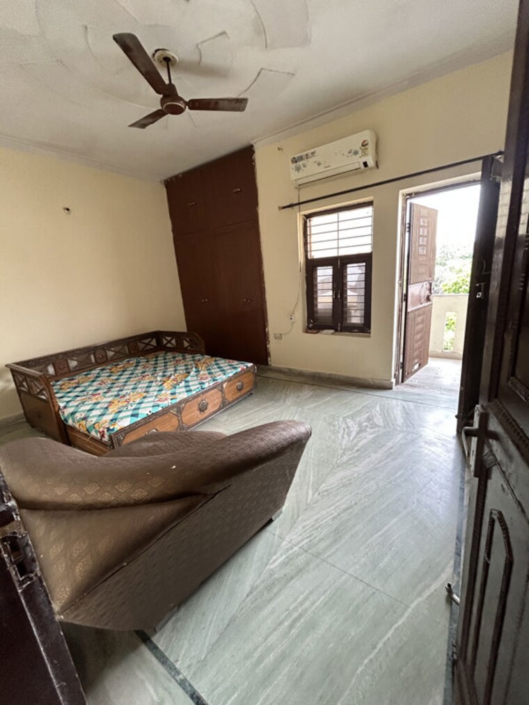 Bedroom, green fields colony 4 Bedroom 1960 Sq.Ft. Builder Floor In Green Fields Colony Faridabad 10711429
