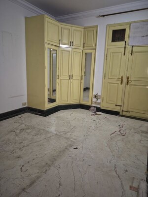 Furnished Amenities in  Apartment at Mayur Vihar – for Rent