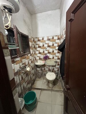 Bathroom in 2 BHK Builder Floor at Onyxe Paraiso, Patiala Road – for Rent