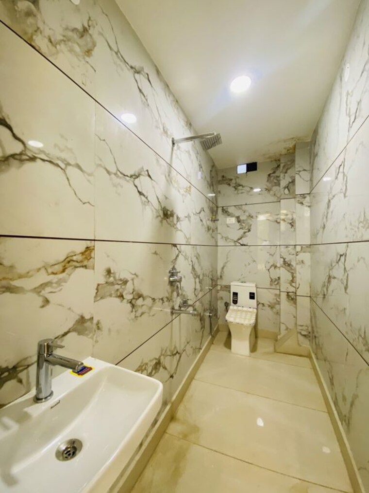 Bathroom, dwarka 4 Bedroom 150 Sq.Yd. Builder Floor In Dwarka Delhi 10711567