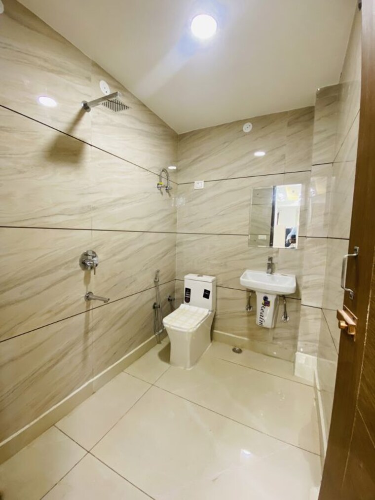Bathroom, dwarka 4 Bedroom 150 Sq.Yd. Builder Floor In Dwarka Delhi 10711567
