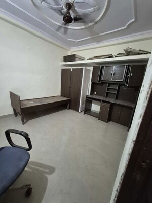 Master Bedroom in 2.5 BHK Builder Floor at Mayur Vihar – for Rent