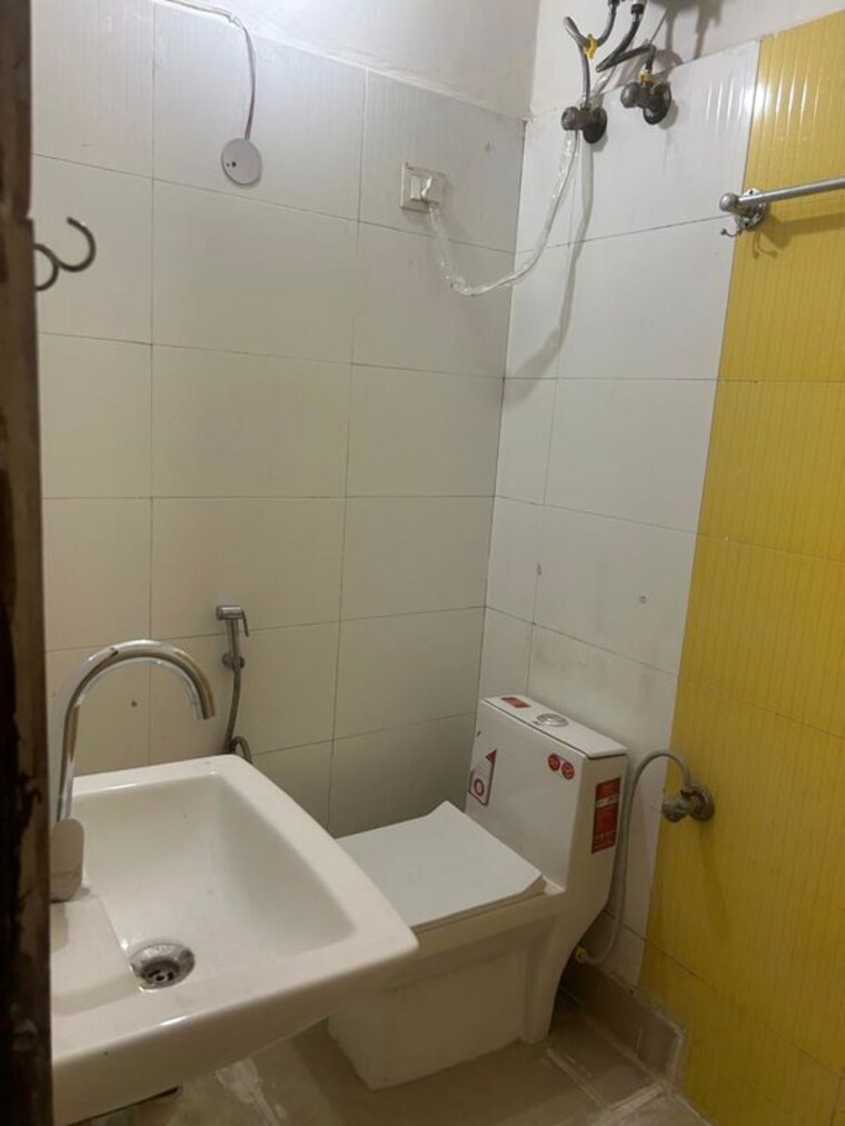 Bathroom, palam vihar 1 Bedroom 550 Sq.Ft. Builder Floor In Palam Vihar Gurgaon 10711597