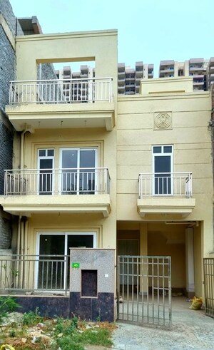 4 BHK Villa – Exterior View View at Gaur Yamuna City 6th Park View, Gaur Yamuna City - for Rent