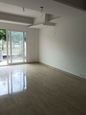Room in 4 BHK Villa at Gaur Yamuna City 6th Park View, Gaur Yamuna City – for Rent