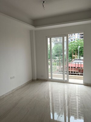 Room in 4 BHK Villa at Gaur Yamuna City 6th Park View, Gaur Yamuna City – for Rent