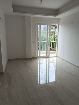 Room in 4 BHK Villa at Gaur Yamuna City 6th Park View, Gaur Yamuna City – for Rent