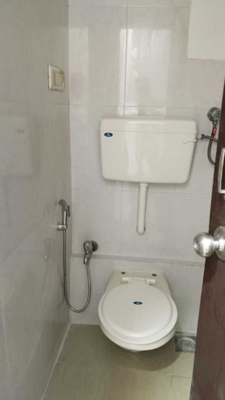 Bathroom, visnu-villa Commercial Shop 1450 Sq.Ft. In Dadar West Mumbai 10711636