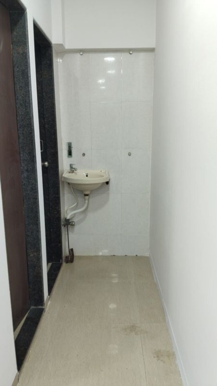 Bathroom, visnu-villa Commercial Shop 1450 Sq.Ft. In Dadar West Mumbai 10711636