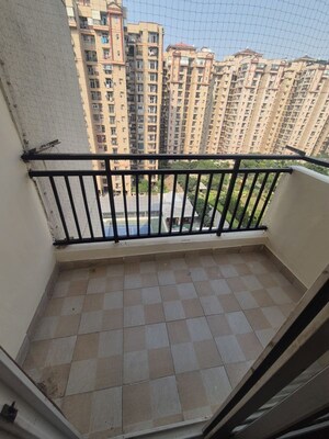 Room in 2 BHK Apartment at Sethi Max Royale, Sector 76 – for Rent