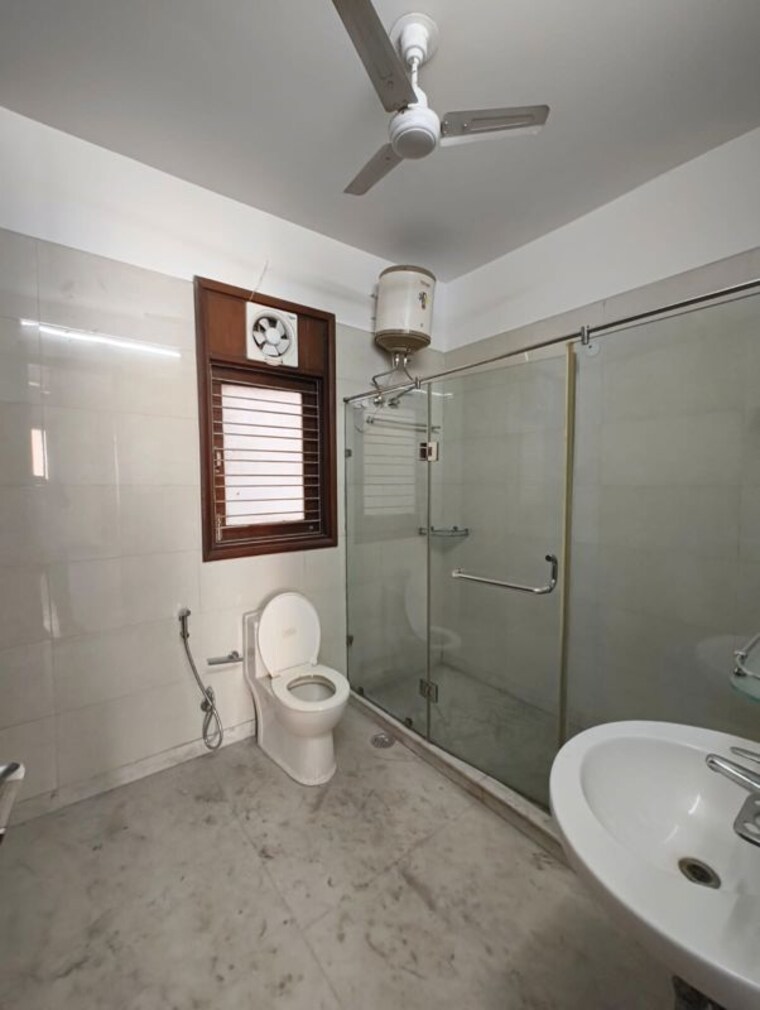 Bathroom, chittaranjan park 3 Bedroom 320 Sq.Yd. Builder Floor In Chittaranjan Park Delhi 10711823
