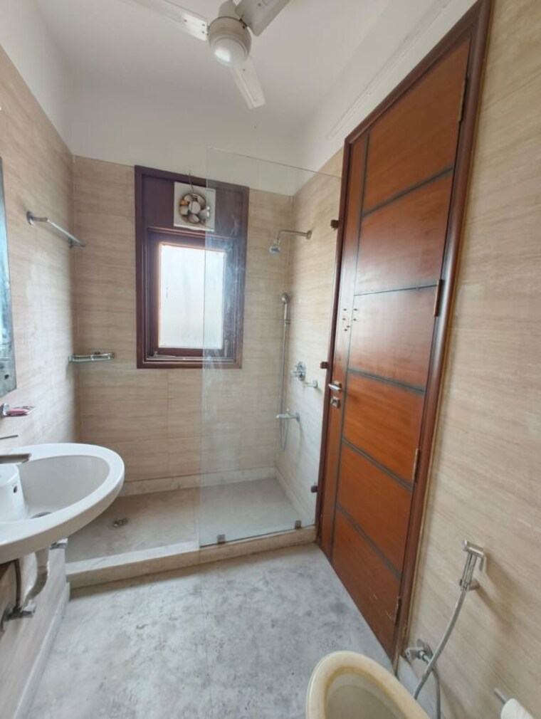 Bathroom, chittaranjan park 3 Bedroom 320 Sq.Yd. Builder Floor In Chittaranjan Park Delhi 10711823