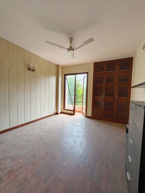 Room in 3 BHK Builder Floor at Chittaranjan Park – for Sale