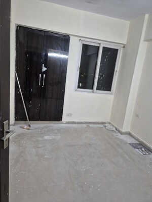 Furnished Amenities in 2 BHK Apartment at Sethi Max Royale, Sector 76 – for Rent