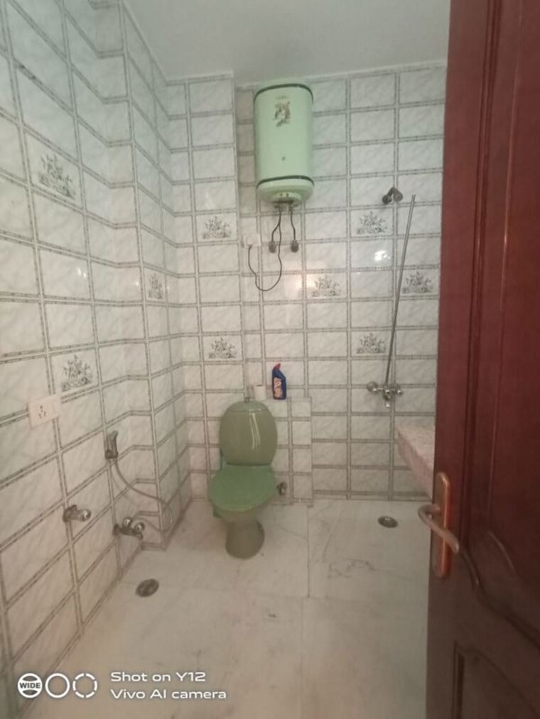 Bathroom, greater kailash ii 4 Bedroom 400 Sq.Yd. Builder Floor In Greater Kailash ii Delhi 10711831