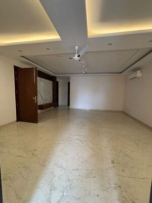 Room in 3 BHK Builder Floor at Hauz Khas – for Rent