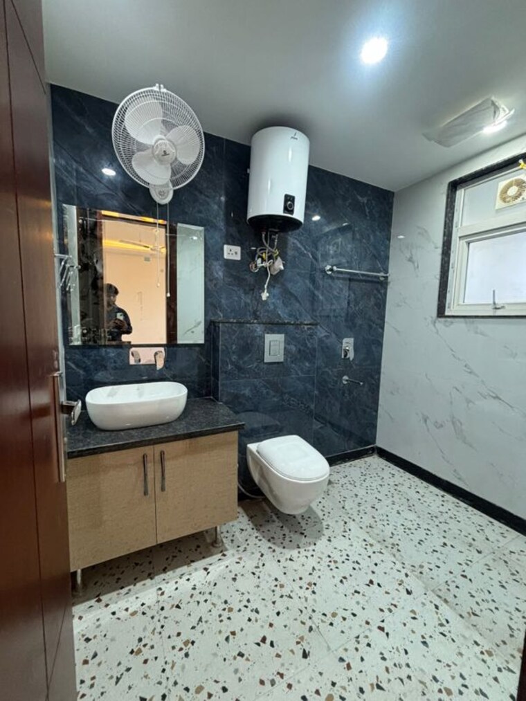Bathroom, hauz khas 3 Bedroom 1500 Sq.Ft. Builder Floor In Hauz Khas Delhi 10711843