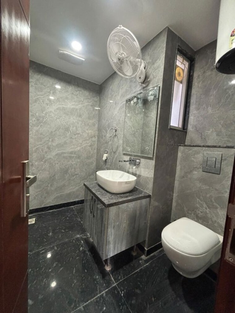 Bathroom, hauz khas 3 Bedroom 1500 Sq.Ft. Builder Floor In Hauz Khas Delhi 10711843