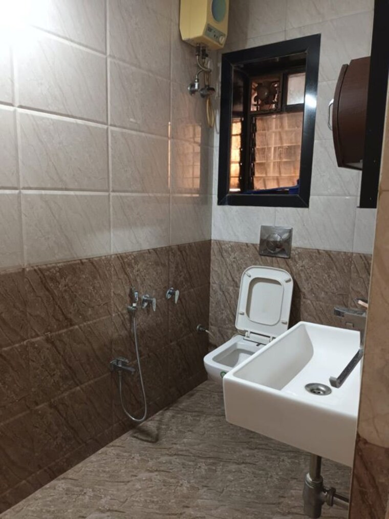 Bathroom, laxmi-madhuvan 2 Bedroom 960 Sq.Ft. Apartment In Malad East Mumbai 10711887