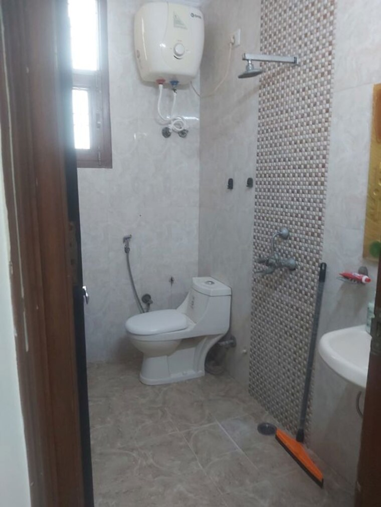 Bathroom, sector 12 2.5 Bedroom 750 Sq.Ft. Builder Floor In Sector 12 Noida 10711925