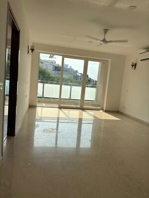 Room in 4 BHK Apartment at DLF Platinum Residences, Dlf Phase iv – for Rent