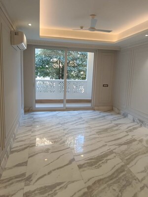 Room in 4 BHK Apartment at DLF Platinum Residences, Dlf Phase iv – for Rent