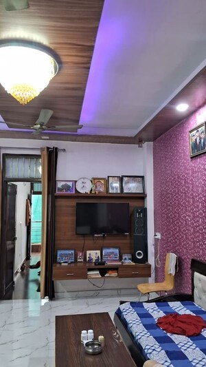 Living Room in 2.5 BHK Builder Floor at Unitech Arcadia, South City 2 – for Rent