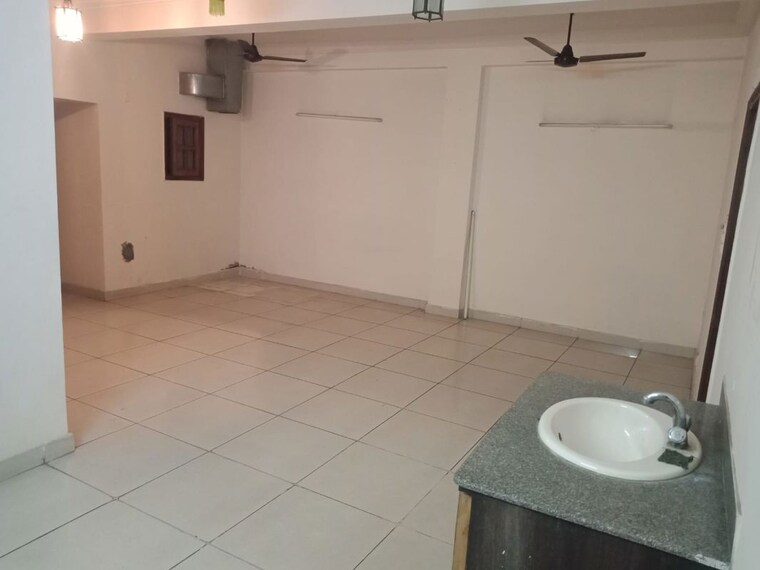 Bathroom, sector 31 3 Bedroom 1650 Sq.Ft. Builder Floor In Sector 31 Noida 10712037