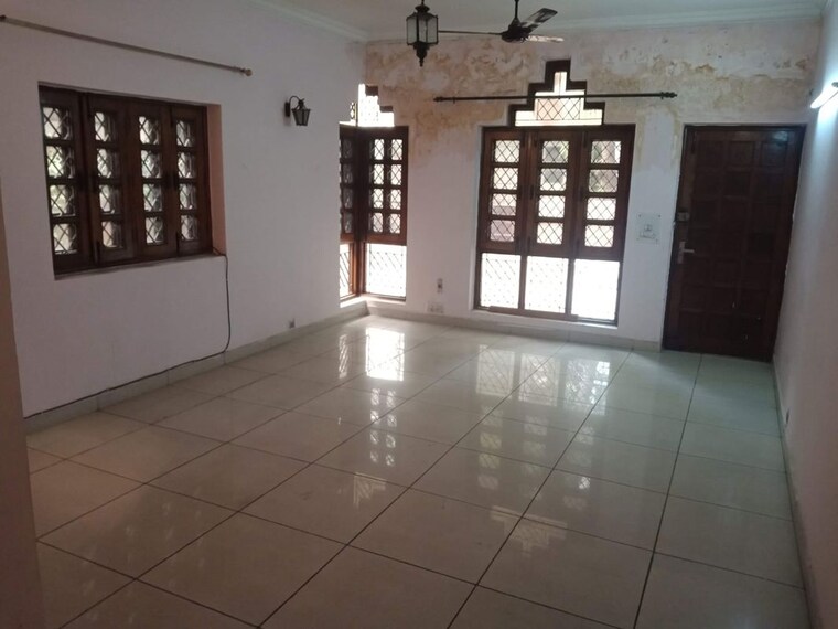 Bathroom, sector 31 3 Bedroom 1650 Sq.Ft. Builder Floor In Sector 31 Noida 10712037