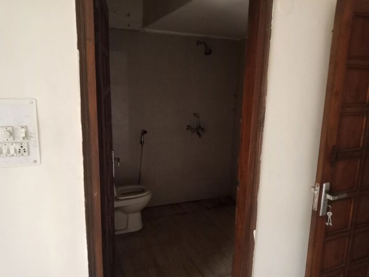 Bathroom, sector 31 3 Bedroom 1650 Sq.Ft. Builder Floor In Sector 31 Noida 10712037