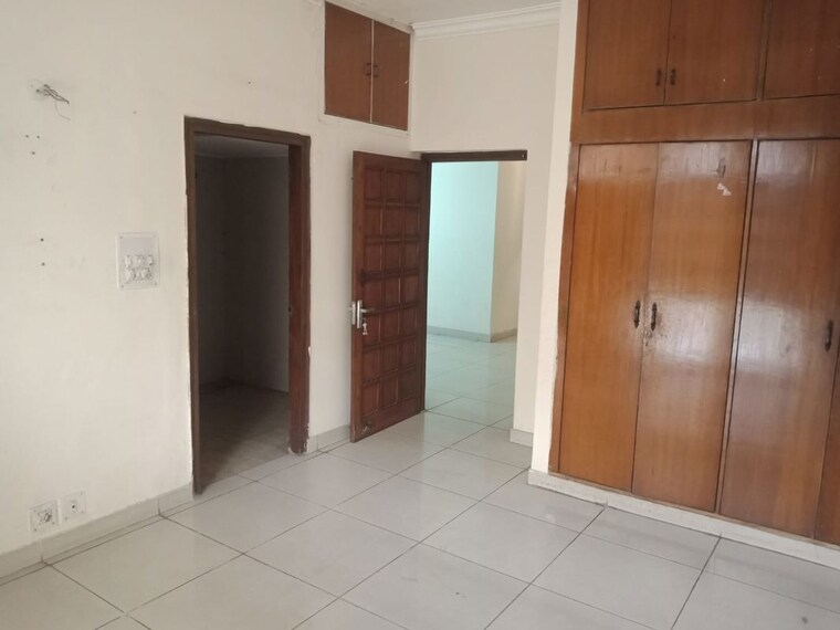 Room, sector 31 3 Bedroom 1650 Sq.Ft. Builder Floor In Sector 31 Noida 10712037