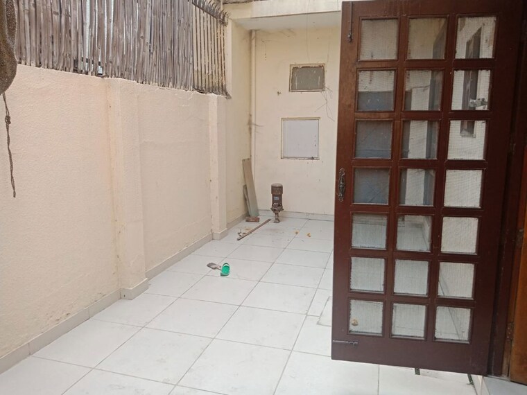 Balcony, sector 31 3 Bedroom 1650 Sq.Ft. Builder Floor In Sector 31 Noida 10712037