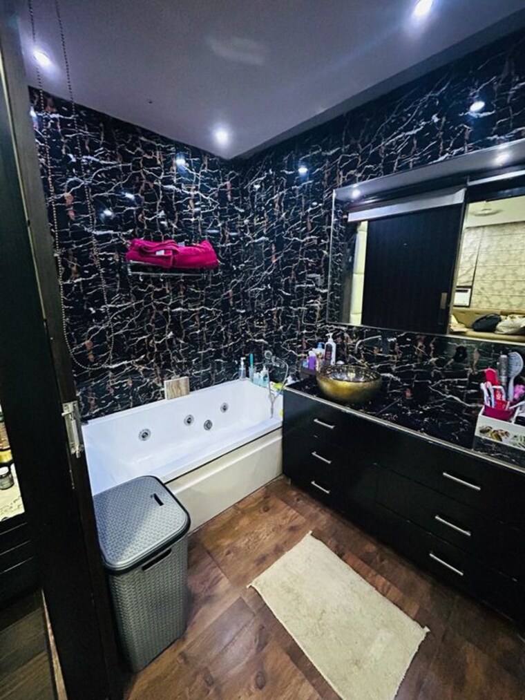 Attached Bathroom, sector 51 2 Bedroom 1530 Sq.Ft. Apartment In Sector 51 Noida 10712054