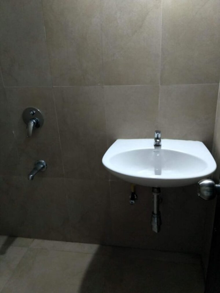 Bathroom, runwal-eirene 2 Bedroom 750 Sq.Ft. Apartment In Balkum Pada Thane 10712065