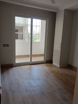 Room in 4 BHK Apartment at BPTP Terra, Sector 37d – for Sale
