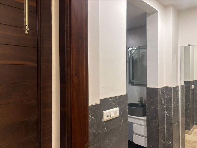 Bathroom, shivalik colony 3 Bedroom 2000 Sq.Ft. Builder Floor In Shivalik Colony Delhi 10712317