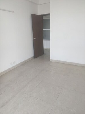Room in 3.5 BHK Apartment at Indiabulls Centrum Park, Sector 103 – for Sale