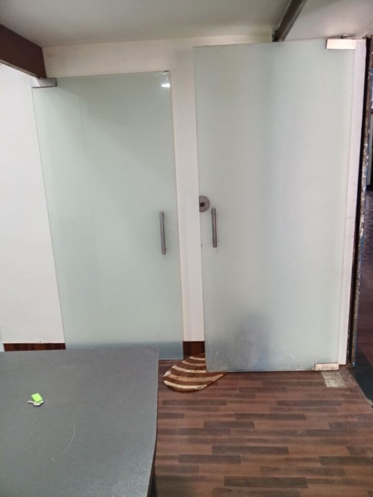 Room, csr-complex Commercial Office Space 150 Sq.Ft. In Malad West Mumbai 10712509