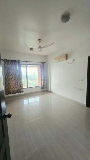 Room in 4 BHK Apartment at Oxford Hallmark, Koregaon Park – for Rent