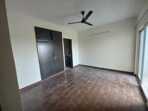 Room in 3.5 BHK Apartment at Saviour Park, Mohan Nagar – for Rent
