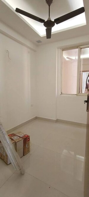 Room in 4 BHK Apartment at Amrapali Verona Heights, Tech Zone 4 Greater Noida – for Rent