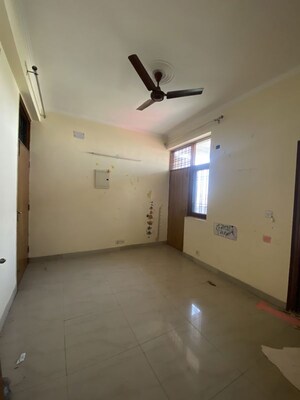 Room in 3 BHK Apartment at Palmwood Estate, Sector 21d – for Rent