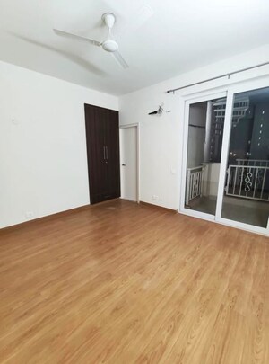 Room in 4 BHK Apartment at Emaar Palm Hills, Sector 77 – for Sale