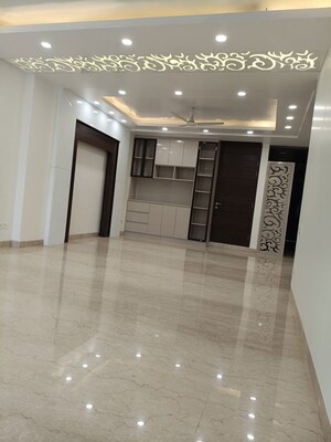 Room in 5 BHK Independent House at Maharani Bagh – for Sale
