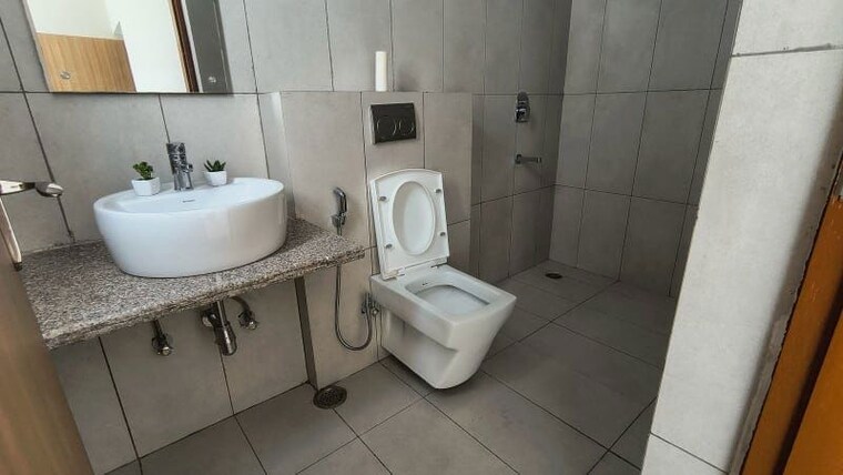 Bathroom, ss-linden 4 Bedroom 2800 Sq.Ft. Builder Floor In Sector 84 Gurgaon 10712763