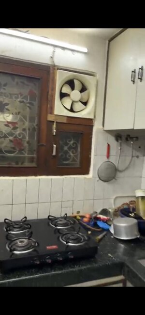 Furnished Amenities in 2 BHK Builder Floor at Green Park – for Sale