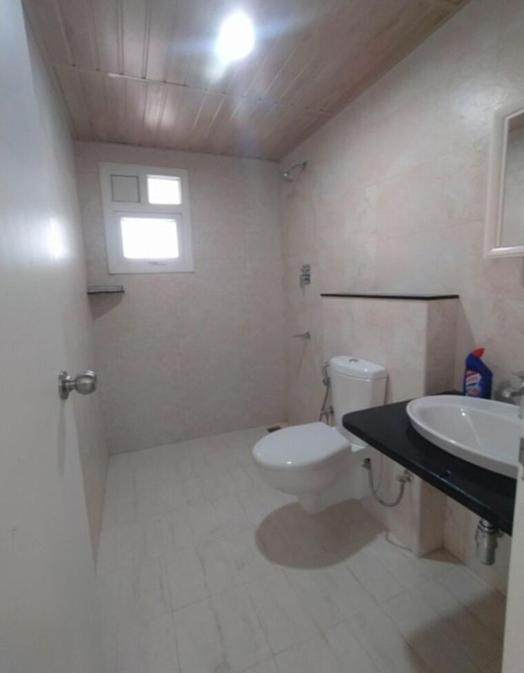Bathroom, prestige-lakeside-habitat 3 Bedroom 1800 Sq.Ft. Apartment In Varthur Bangalore 10712873